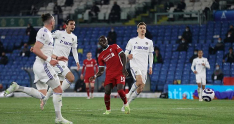 L'attaquant sénégalais Sadio Mané (2e d) ouvre le score pour Liverpool lors du match de Premier League à Leeds, le 19 avril 2021. afp.com - Clive Brunskill