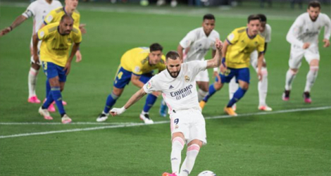 L'attaquant français du Real Madrid, Karim Benzema, ouvre le score sur pénalty face à Cadiz, lors de leur match de Liga, le 21 avril 2021. à Cadiz afp.com - JORGE GUERRERO