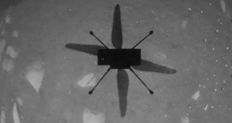 L'hélicoptère de la Nasa, Ingenuity, lors de son premier vol du Mars, le 19 avril 2021 Handout NASA/JPL-CALTECH/AFP