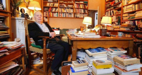 L'historien français Marc Ferro pose à son bureau à son domicile de Saint-Germain-en-Laye, le 22 septembre 2015. Photo d'archive François GUILLOT / AFP