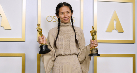 Chloé Zhao, avec ses deux Oscars, dimanche, à Los Angeles.