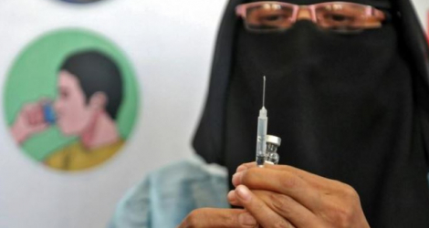 Une infirmière prépare une dose de vaccin dans un centre de vaccination à Taëz au Yémen, le 21 avril 2021 afp.com - AHMAD AL-BASHA