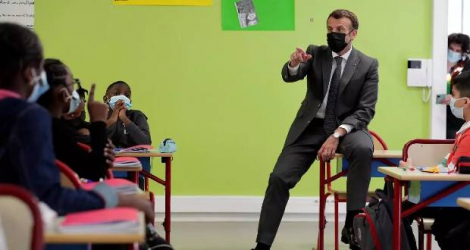 Le président Emmanuel Macron en visite dans une école à Melun, le 26 avril 2021 Thibault Camus POOL/AFP