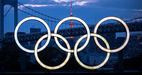 Les anneaux olympiques à Odaiba dans la baie de Tokyo, le 28 avril 2021 CHARLY TRIBALLEAU AFP