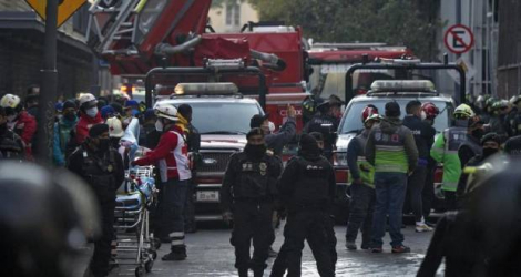 À Mexico, un pont s’est effondré alors qu’une rame de métro passait dessus. Le premier bilan fait état d’au moins 13 morts et près de 70 blessés. PHOTO ILLUSTRATION CLAUDIO CRUZ / AFP - AFP