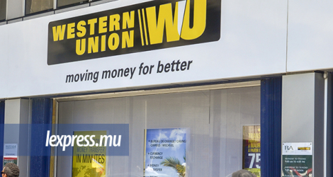 Plus de dix succursales de Western Union sont fermées actuellement, rendant impossible les transferts d’argent des travailleurs étrangers à leurs proches dans leur pays natal.