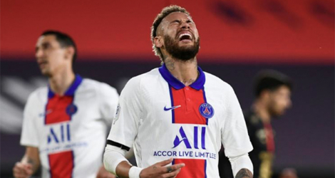 L'attaquant brésilien du Paris Saint-Germain, Neymar, réagit après avoir manqué une occasion contre Rennes, lors de leur match de L1, le 9 mai 2021 au Roazhon Park. afp.com - FRED TANNEAU