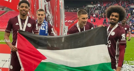 Le Français Wesley Fofana et le Britannique Hamza Choudhury, ont affiché un drapeau palestinien à l'issue de la victoire de leur équipe en finale de la Coupe d'Angleterre.