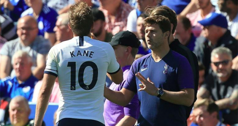 L'entraîneur argentin Mauricio Pochettino, alors entraîneur de Tottenham, en pleine discussion avec son attaquant Harry Kane, lors d'un match de Premier League contre Leicester, le 21 septembre 2019 au King Power Stadium à Leicester. afp.com - Lindsey Parnaby