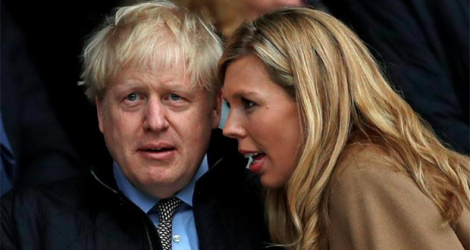 Le Premier ministre britanniqué Boris Johnson et Carrie Symonds le 7 mars 2020 à Twickenham dans l'ouest de Londres. afp.com - ADRIAN DENNIS