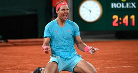 La joie de l'Espagnol Rafael Nadal, après sa victoire face au Serbe Novak Djokovic, en finale du tournoi de Roland-Garros, le 11 octobre 2020 à Paris. afp.com - Anne-Christine POUJOULAT