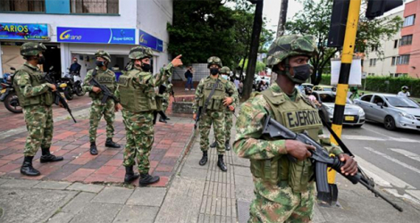 Des soldats montent la garde dans une rue après une manifestation contre le gouvernement du président colombien Ivan Duque, à Cali, le 31 mai 2021. afp.com - Luis ROBAYO