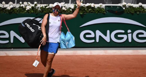 L'Australienne Ashleigh Barty quitte le court après s'être blessée lors de son match du deuxième tour du simple dames contre la Polonaise Magda Linette, lors du tournoi de tennis de Roland Garros 2021, à Paris, le 3 juin 2021. Anne-Christine POUJOULAT AFP