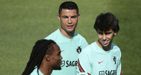 Renato Sanches (g.), Cristiano Ronaldo (c.) et Joao Felix (d.) participent à une séance d'entraînement à la Cidade do Futebol, qui sert de camp de préparation à l'Euro pour l'équipe nationale portugaise, à Oeiras, près de Lisbonne, le 28 mai 2021.