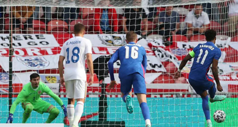 L'attaquant anglais Marcus Rashford (d) transforme son penalty lors du match amical contre la Roumanie, à Middlesbrough.