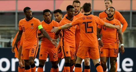 Les joueurs de la sélection néerlandaise montrent leur joie après le but inscrit par l'attaquant des Pays-Bas Memphis Depay (d.) lors du match international contre l'Ecosse, au stade de l'Algarve, à Faro (Portugal), le 2 juin 2021.