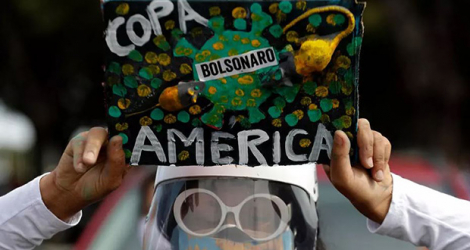 Manifestante contre l'organisation de la Copa America de football au Brésil, le 6 juin 2021 à Brasilia.