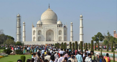 Des touristes visitent le Taj Mahal à Agra, le 11 mars 2021.