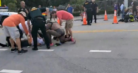 Image tirée d'une vidéo diffusée par @pinto_spears montrant des policiers et secouristes assistant deux personnes au sol, heurtées par une camionnette lors d'une gay pride, le 19 juin 2021 à Wilton Manors, près de Fort Lauderdale, en Floride afp.com - -