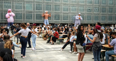 Des personnes dansent lors de la fête de la musique devant l'Institut du monde Arabe à Paris, le 21 juin 2020.