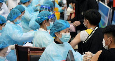 La Chine espère vacciner au moins 70% de sa population d'ici la fin de l'année, soit environ un milliard d'habitants. Quatre vaccins, tous chinois, sont pour l'instant autorisés: celui du laboratoire privé Sinovac, deux du géant public Sinopharm et un de l'entreprise pharmaceutique CanSino Biologics.