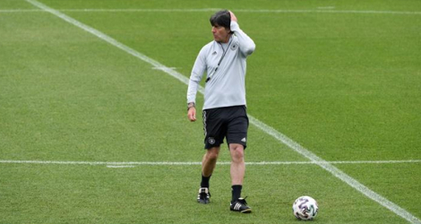 Le sélectionneur allemand Joachim Löw dirige une séance d'entraînement de ses joueurs à Herzogenaurach, le 22 juin 2021, veille du match de l'Euro contre la Hongrie.