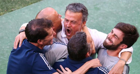 Le sélectionneur espagnol Luis Enrique (c) fête la victoire face à la Croatie avec son staff en 8e de finale de l'Euro, à Copenhague, le 28 juin 2021.