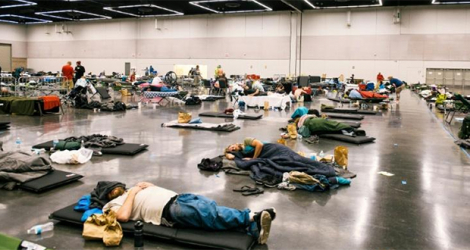 Des personnes se reposent dans un «centre de rafraîchissement» à Portland, dans l'Etat américain de l'Oregon, frappé comme Vancouver d'une intense vague de chaleur, ici le 28 juin 2021.