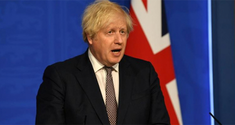 Boris Johnson fait le point sur l'assouplissement des restrictions imposées au pays au 10 Downing Street, à Londres le 5 juillet 2021.
