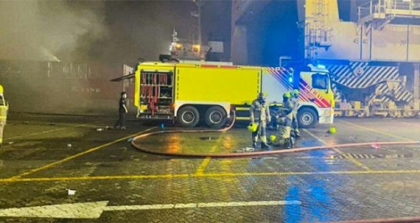 Photo diffusée le 8 juillet 2021 par le bureau des médias de Dubaï montrant des pompiers sur le site d'une explosion dans le port de Dubaï.