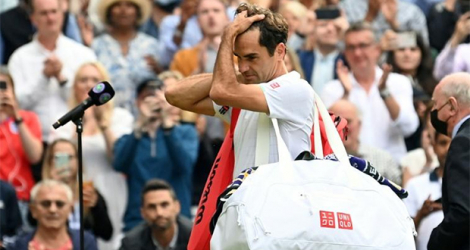 Le Suisse Roger Federer quitte le court après sa défaite en 3 sets face au Polonais Hubert Hurkacz, en quart de finale, le 7 juillet 2021 au tournoi de Wimbledon à Londres.