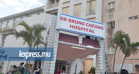 L’enfant encore en état de choc et traumatisé a été emmené à l’hôpital Dr Bruno Cheong à Flacq pour y être examiné.