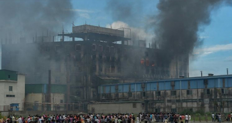 Une usine alimentaire en feu à Rupganj, ville industrielle proche de Dacca, le 9 juillet 2021.