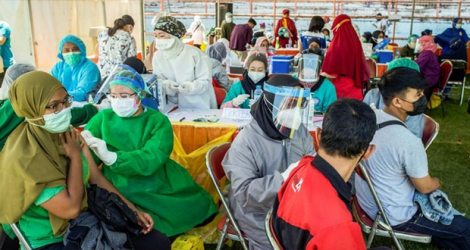 Des personnes se font vacciner contre le Covid-19, le 6 juillet 2021 à Surabaya, en Indonésie.