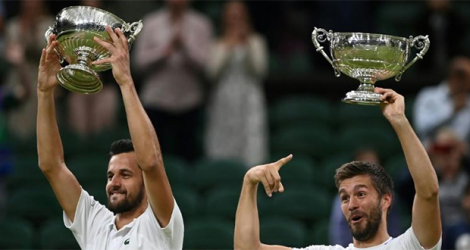Les Croates Nikola Mektic (d) et Mate Pavic vainqueurs du double de Wimbledon en battant en finale l'Espagnol Marcel Granollers et l'Argentin Horacio Zeballos, le 10 juillet 2021.