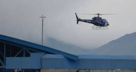 Un hélicoptère militaire survole le centre pénitentiaire de Latacunga (Equateur) le 22 juillet 2021  afp.com/RODRIGO BUENDIA