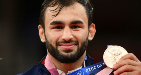 Le judoka français Luka Mkheidze pose avec sa médaille de bronze (-60 kg), le 24 juillet 2021 aux Jeux Olympiques de Tokyo afp.com - Franck FIFE