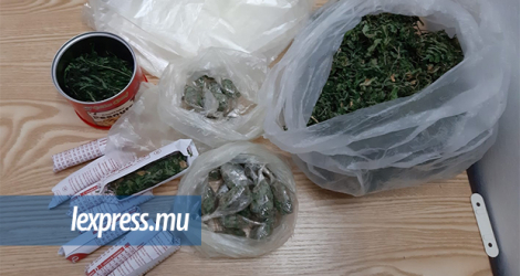 Cette drogue a été retrouvée dans la voiture du policier, vendredi 30 juillet, sur le parking de la SMF à Vacoas.