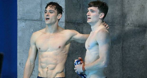 Tom Daley (à gauche) est un plongeur britannique ouvertement gay. Il a remporté la médaille d'or lors de l'épreuve de plongeon synchronisé à 10 mètres avec son coéquipier Matty Lee. © Oli Scarff, AFP