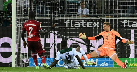 La défense du Bayern Munich en difficulté devant Marcus Thuram lors du match nul 1-1 Mönchengladbach, le 13 août 2021.