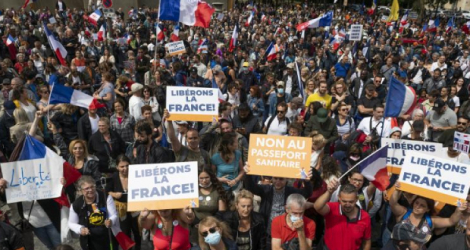 Des milliers de personnes manifestent à Paris contre le pass sanitaire, le 7 août 2021. (SERGE TENANI / HANS LUCAS / AFP)