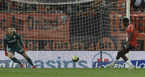 Le gardien de Monaco Alexander Nübel s'incline sur un pénalty de la victoire de Lorient, transformé par Terem Moffi au stade du Moustoir, le 13 août 2021.
