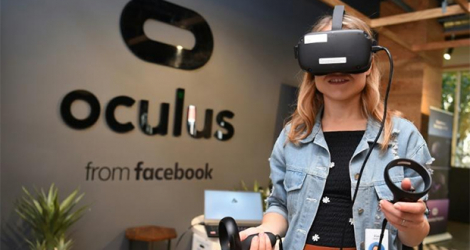 Une employée de Facebook porte un casque de réalité virtuelle Oculus en octobre 2019 à Menlo Park, en Californie.
