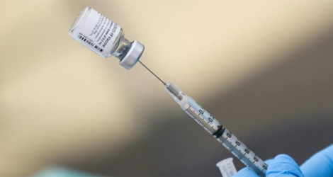 Une seringue contenant le vaccin anti-Covid de Pfizer, à un centre mobile de vaccination, à Los Angeles en Californie, le 7 août 2021.