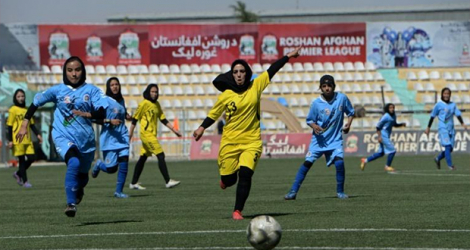 La finale du 1er tournoi féminin de football de la ligue, comprenant 4 équipes, remportée par Kaboul (en jaune), 5-1 face à Herat, le 3 octobre 2014 dans la capitale afghane.