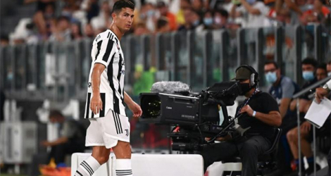 La star de la Juventus Cristiano Ronaldo lors d'un changement, en match amical contre l'Atalanta, le 14 août 2021 à Turin.