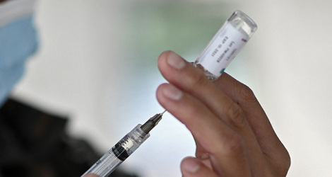 La France va envoyer 10 millions de doses de vaccins AstraZeneca et Pfizer contre le Covid-19 à l'Afrique.