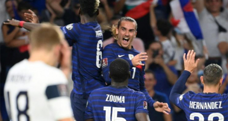 La joie de l'attaquant français Antoine Griezmann, félicité par ses coéquipiers, après avoir marqué son 2e but contre la Finlande, lors des qualifications pour le Mondial-2022 au Qatar, le 7 septembre 2021 au Groupama Stadium à Décines-Charpieu, près de Lyon.