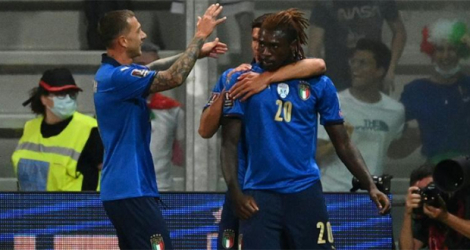 La joie de l'attaquant italien Moise Kean, félicité par ses coéquipiers, après avoir ouvert le score contre la Lituanie, lors des qualifications européennes pour le Mondial-2022 au Qatar, le 8 septembre 2021 à Reggio Emilie.