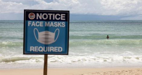 Cette photo d'illustration prise le 14 août 2021 montre un panneau indiquant «Masques obligatoires» sur la plage de Patong à Phuket.